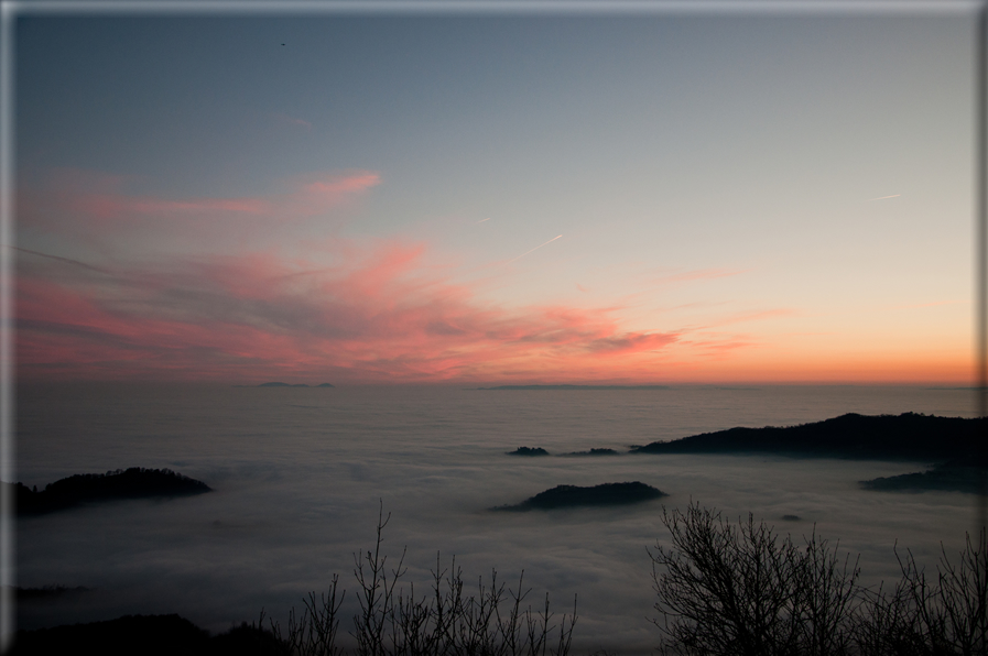 foto Colline nella nebbia al Tramonto